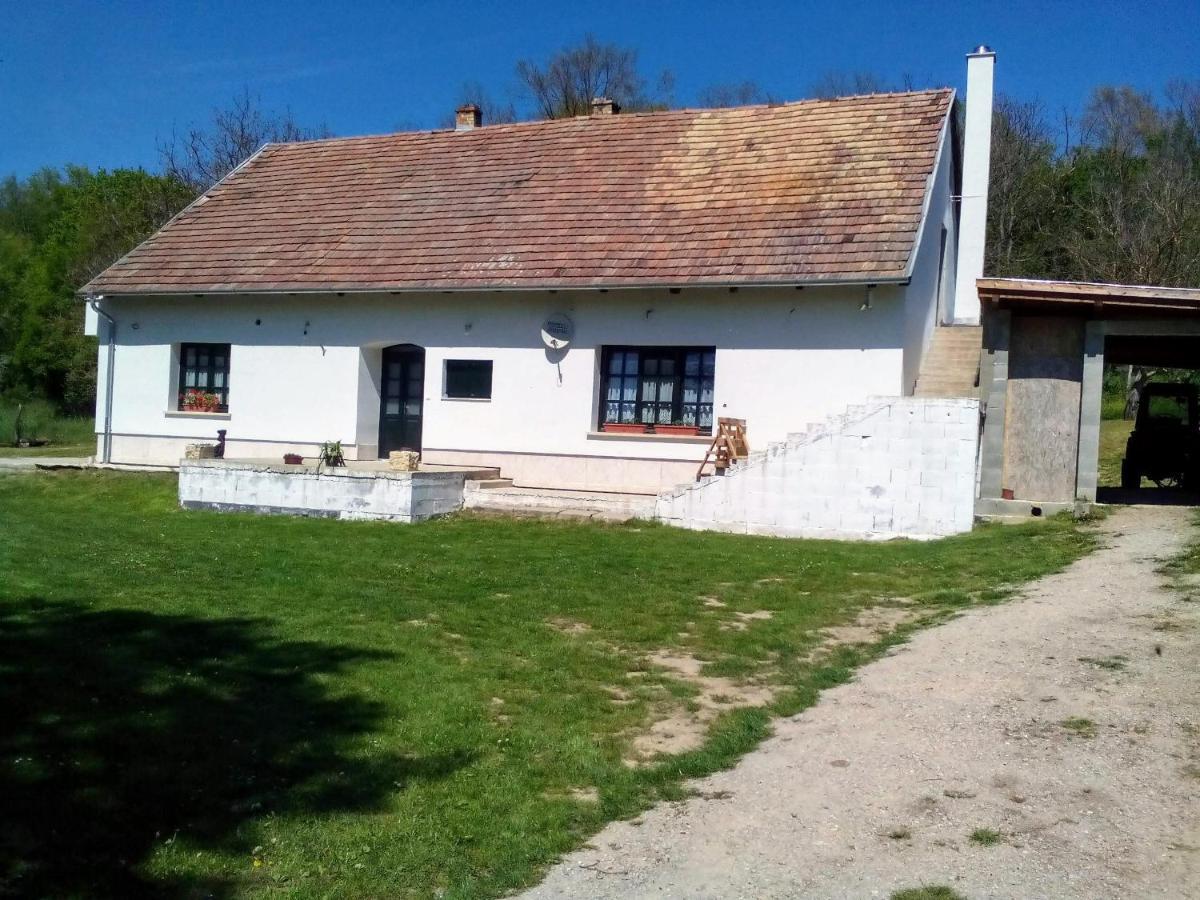 Gerecse Vendeghaz Hotel Sutto Exterior photo