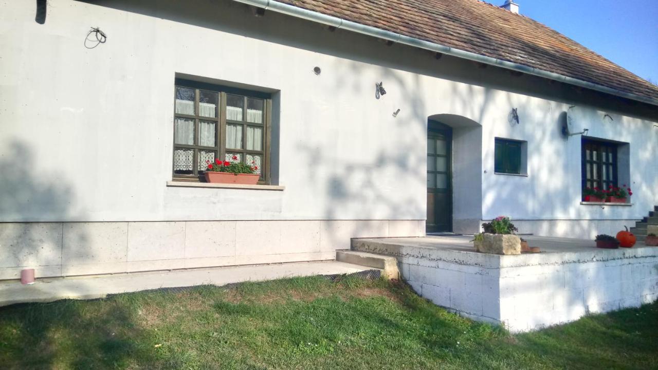 Gerecse Vendeghaz Hotel Sutto Exterior photo